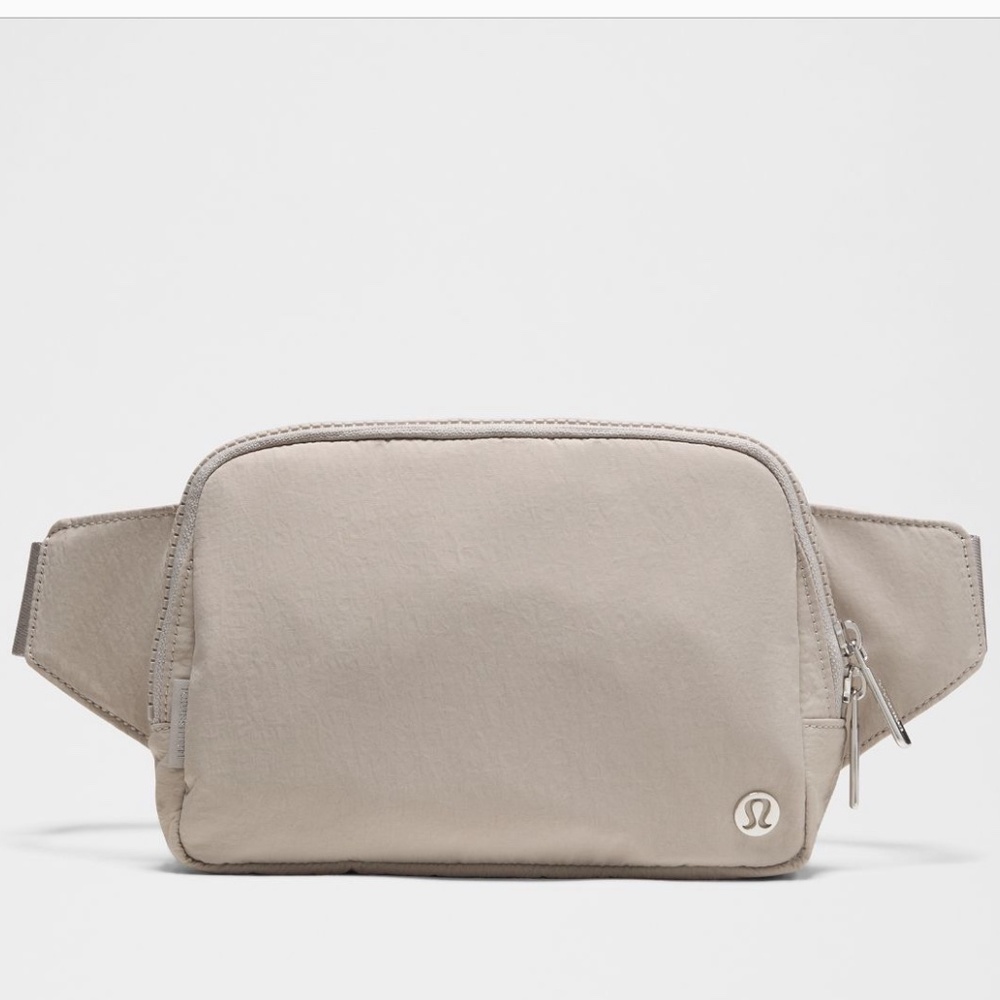 Lululemon Everywhere Belt Bag – Downtown Tan/Silver – Gently Used